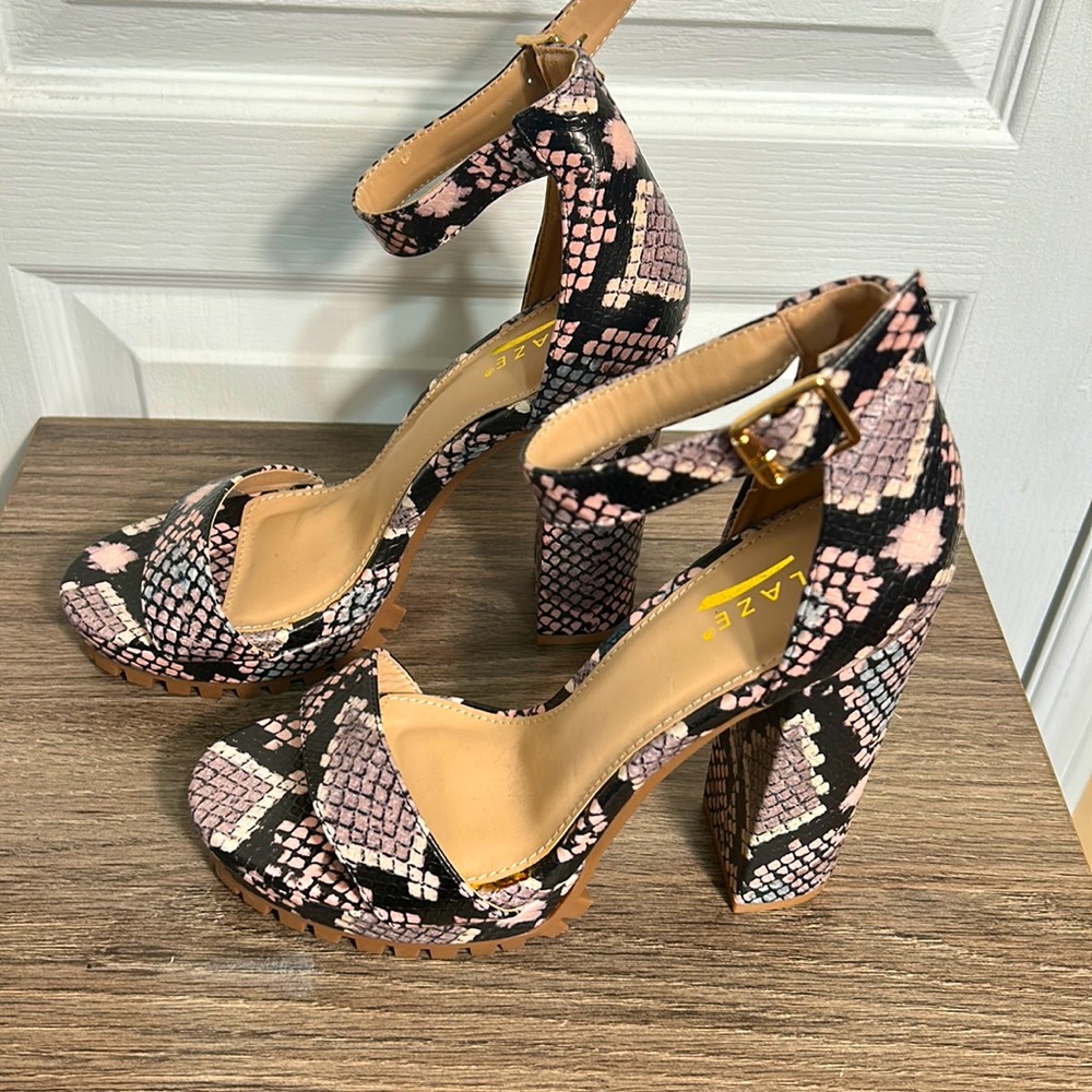 GLAZE CHUNKY HEELS PLATFORM SNAKE SKIN PRINT PINK AND BLACK ANKLE STRAPS SIZ 7.5
